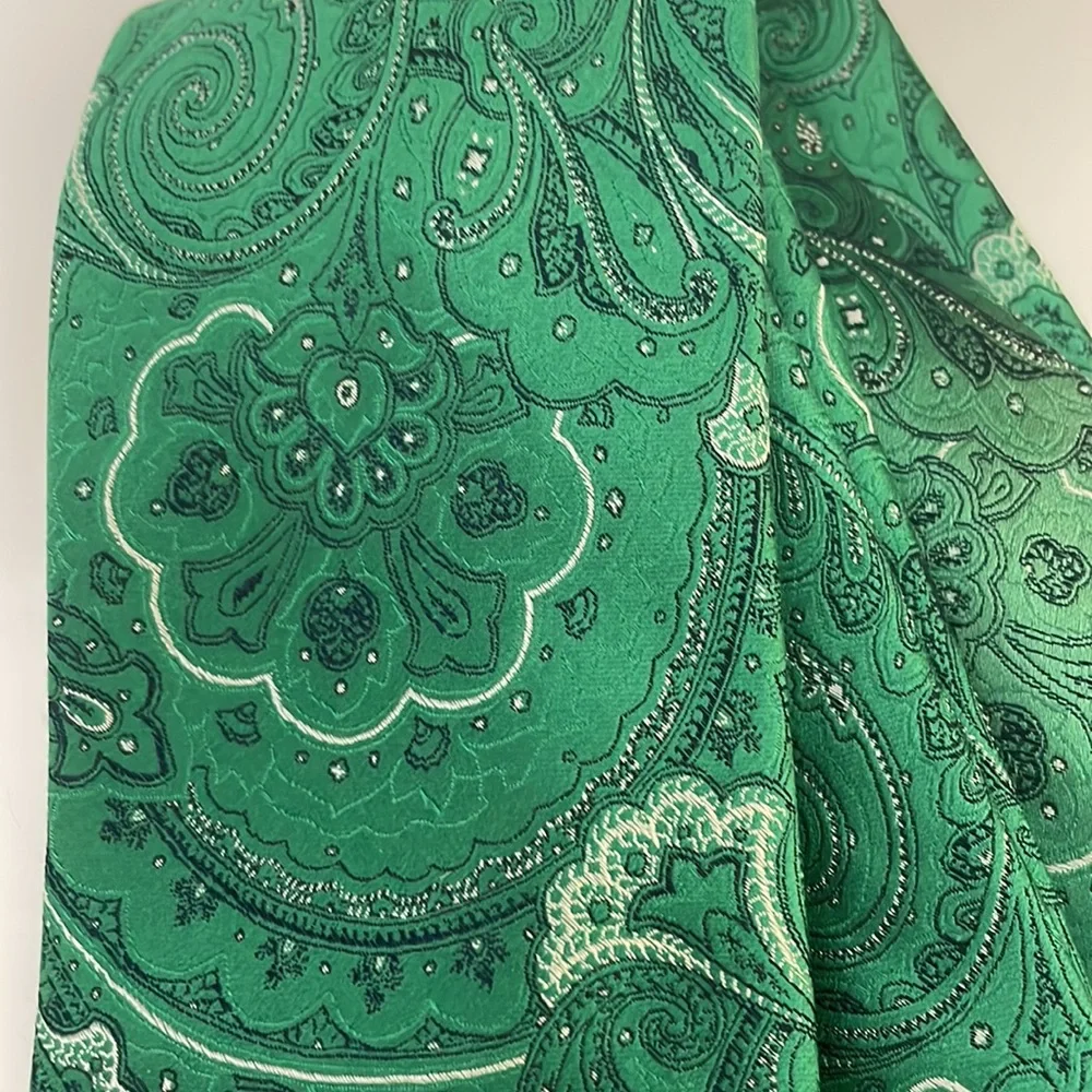IZOD 100% Silk Green Floral Paisley Necktie - Picture 3 of 5